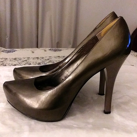 Selling a size 9 and 1/2 pair of shoes, made by Carlos and it's grayish in color - Picture 4 of 9